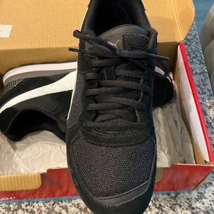 Size 8 black puma sneakers